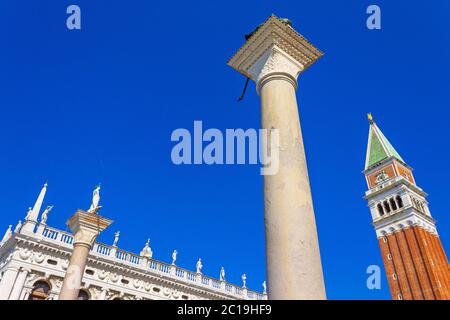 Blick auf die historischen Sehenswürdigkeiten`s Piazzetta San Marco-Doge`s Palace im Osten, Markusplatz Campanile und die Säule des San Marco, Venedig Stockfoto